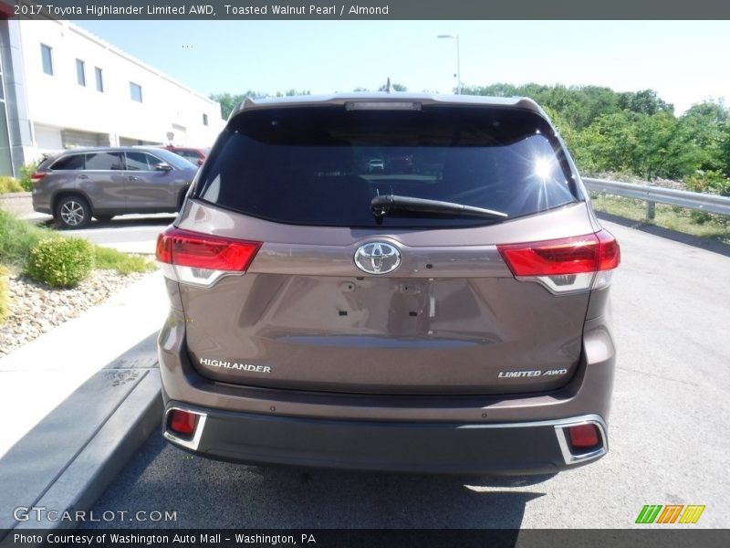 Toasted Walnut Pearl / Almond 2017 Toyota Highlander Limited AWD