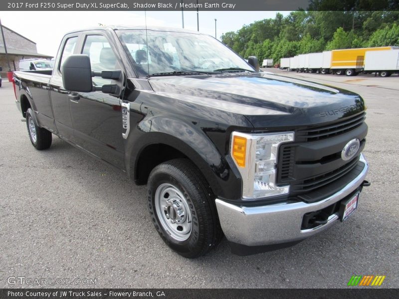 Front 3/4 View of 2017 F250 Super Duty XL SuperCab