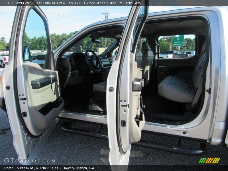 Oxford White / Medium Earth Gray 2017 Ford F250 Super Duty XL Crew Cab 4x4