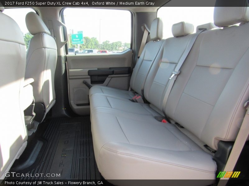 Oxford White / Medium Earth Gray 2017 Ford F250 Super Duty XL Crew Cab 4x4