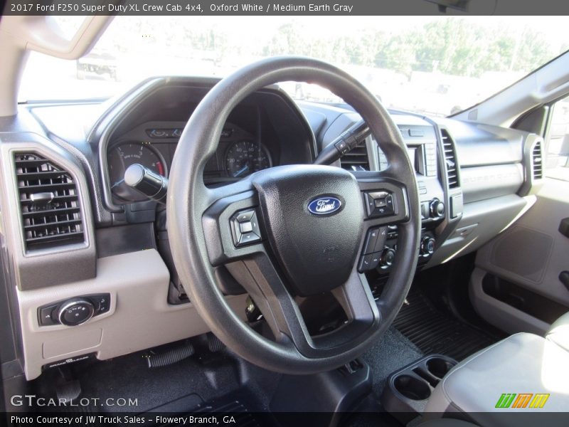 Oxford White / Medium Earth Gray 2017 Ford F250 Super Duty XL Crew Cab 4x4
