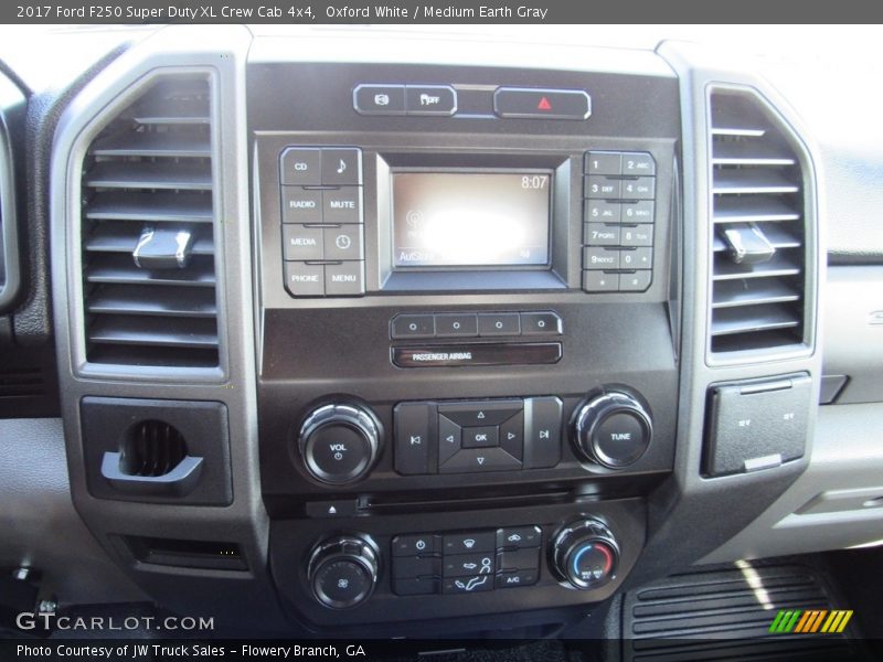 Oxford White / Medium Earth Gray 2017 Ford F250 Super Duty XL Crew Cab 4x4