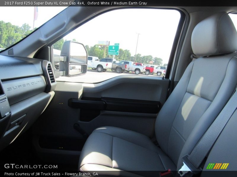 Oxford White / Medium Earth Gray 2017 Ford F250 Super Duty XL Crew Cab 4x4