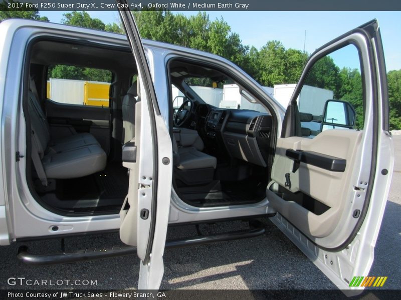 Oxford White / Medium Earth Gray 2017 Ford F250 Super Duty XL Crew Cab 4x4
