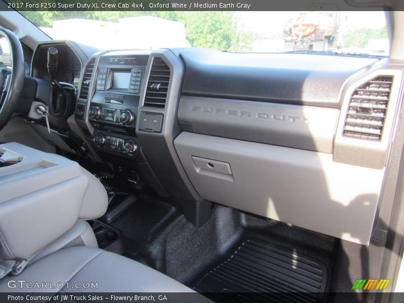 Oxford White / Medium Earth Gray 2017 Ford F250 Super Duty XL Crew Cab 4x4