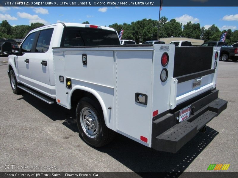 Oxford White / Medium Earth Gray 2017 Ford F250 Super Duty XL Crew Cab Chassis