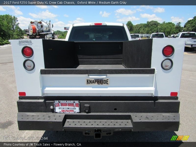 Oxford White / Medium Earth Gray 2017 Ford F250 Super Duty XL Crew Cab Chassis