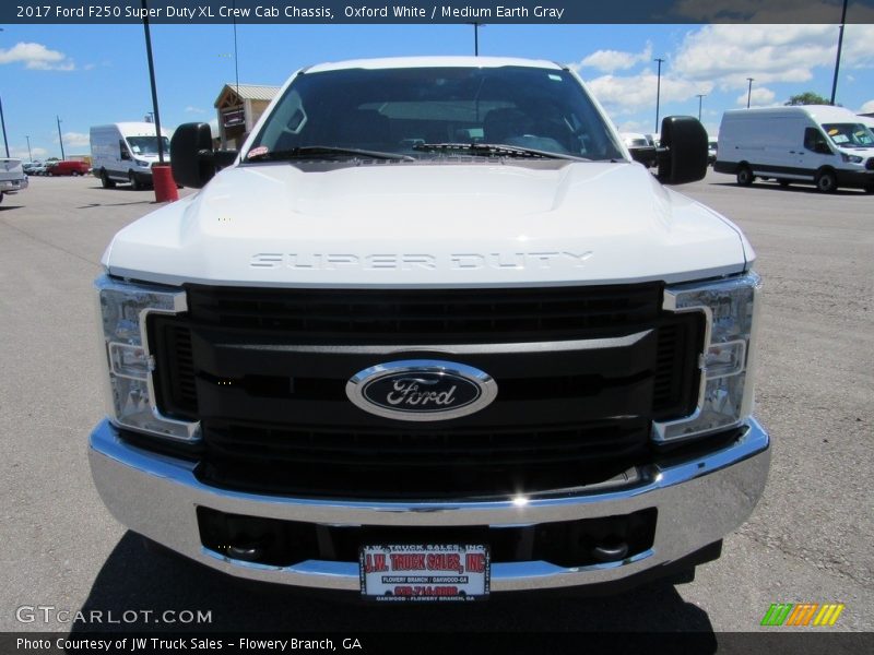 Oxford White / Medium Earth Gray 2017 Ford F250 Super Duty XL Crew Cab Chassis