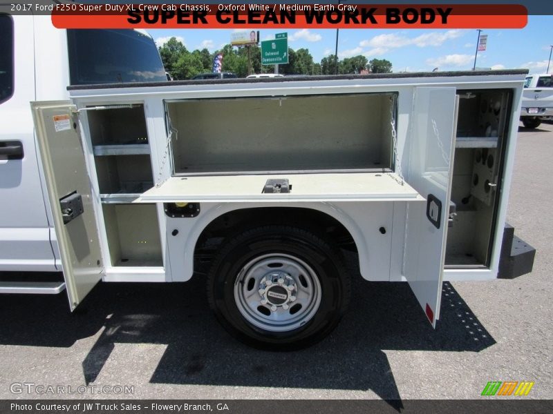 Oxford White / Medium Earth Gray 2017 Ford F250 Super Duty XL Crew Cab Chassis
