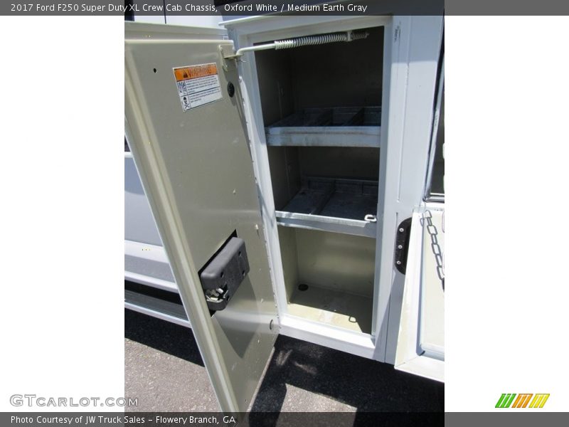 Oxford White / Medium Earth Gray 2017 Ford F250 Super Duty XL Crew Cab Chassis