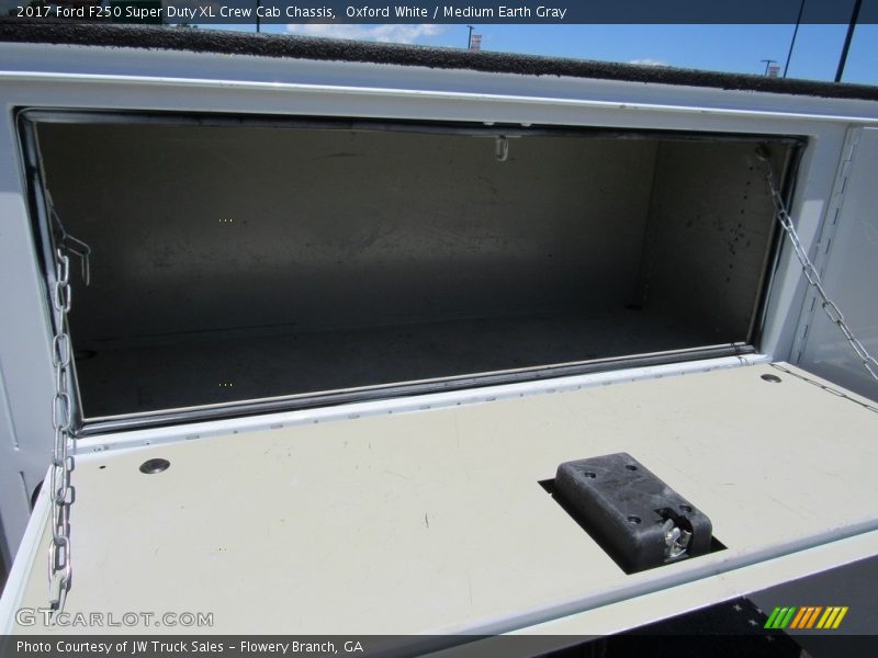 Oxford White / Medium Earth Gray 2017 Ford F250 Super Duty XL Crew Cab Chassis