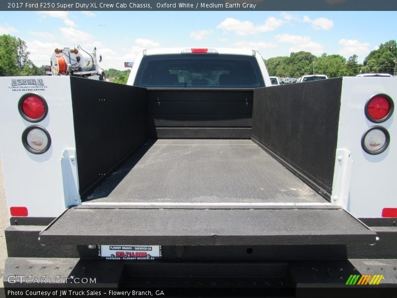 Oxford White / Medium Earth Gray 2017 Ford F250 Super Duty XL Crew Cab Chassis