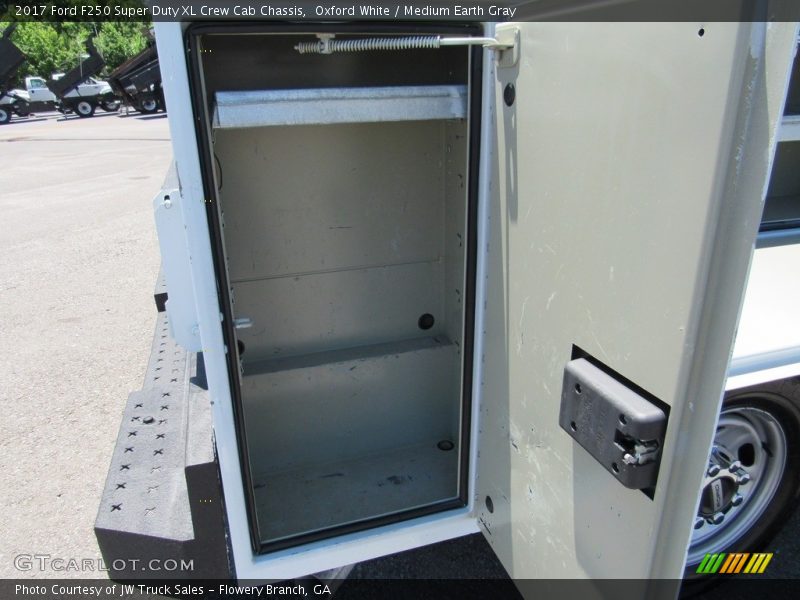 Oxford White / Medium Earth Gray 2017 Ford F250 Super Duty XL Crew Cab Chassis