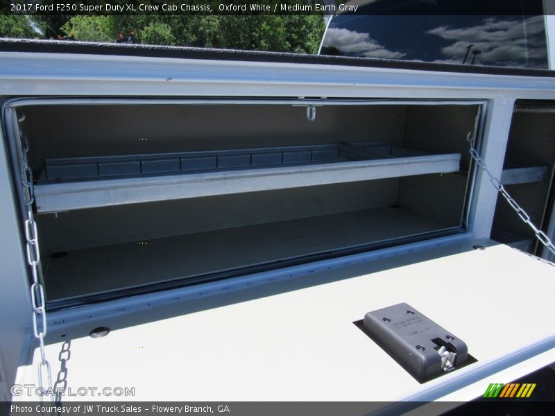 Oxford White / Medium Earth Gray 2017 Ford F250 Super Duty XL Crew Cab Chassis