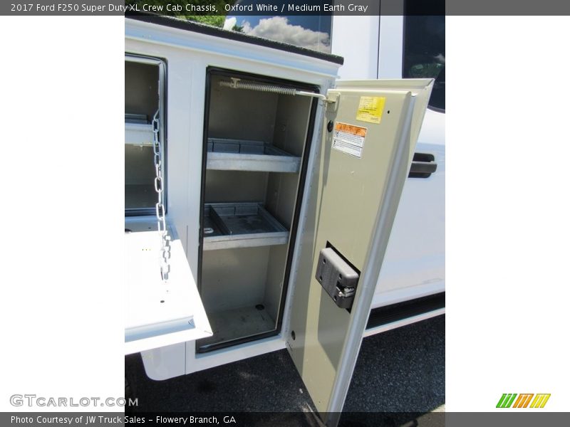 Oxford White / Medium Earth Gray 2017 Ford F250 Super Duty XL Crew Cab Chassis