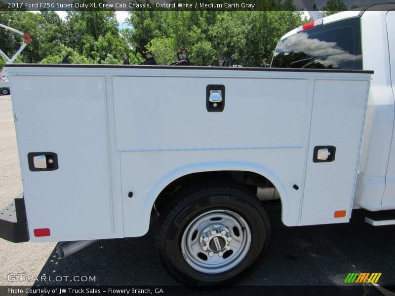 Oxford White / Medium Earth Gray 2017 Ford F250 Super Duty XL Crew Cab Chassis