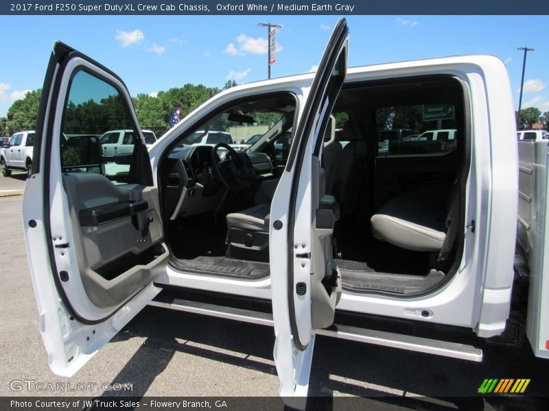 Oxford White / Medium Earth Gray 2017 Ford F250 Super Duty XL Crew Cab Chassis