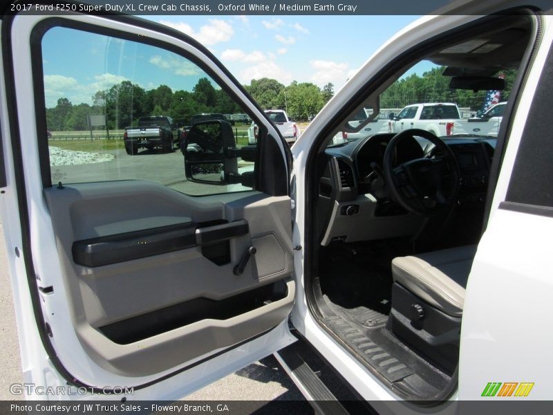 Oxford White / Medium Earth Gray 2017 Ford F250 Super Duty XL Crew Cab Chassis