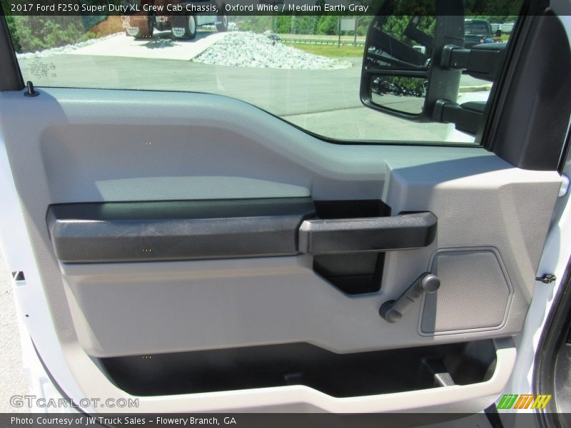Oxford White / Medium Earth Gray 2017 Ford F250 Super Duty XL Crew Cab Chassis