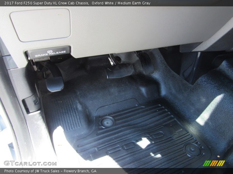 Oxford White / Medium Earth Gray 2017 Ford F250 Super Duty XL Crew Cab Chassis