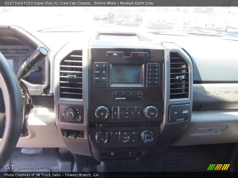 Oxford White / Medium Earth Gray 2017 Ford F250 Super Duty XL Crew Cab Chassis