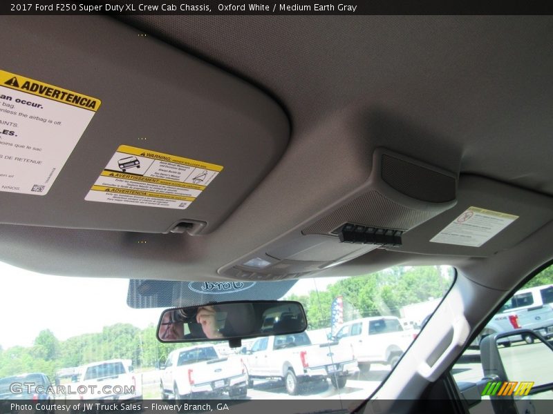 Oxford White / Medium Earth Gray 2017 Ford F250 Super Duty XL Crew Cab Chassis