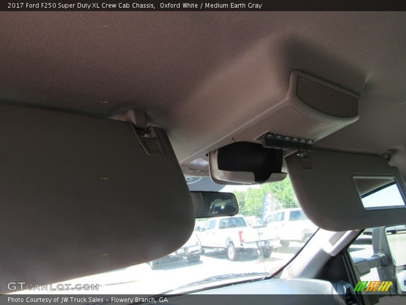 Oxford White / Medium Earth Gray 2017 Ford F250 Super Duty XL Crew Cab Chassis