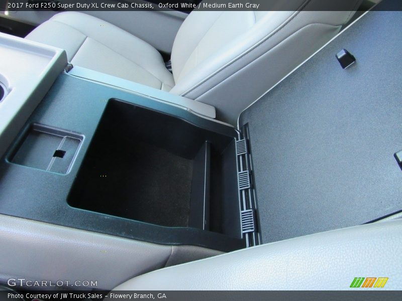 Oxford White / Medium Earth Gray 2017 Ford F250 Super Duty XL Crew Cab Chassis