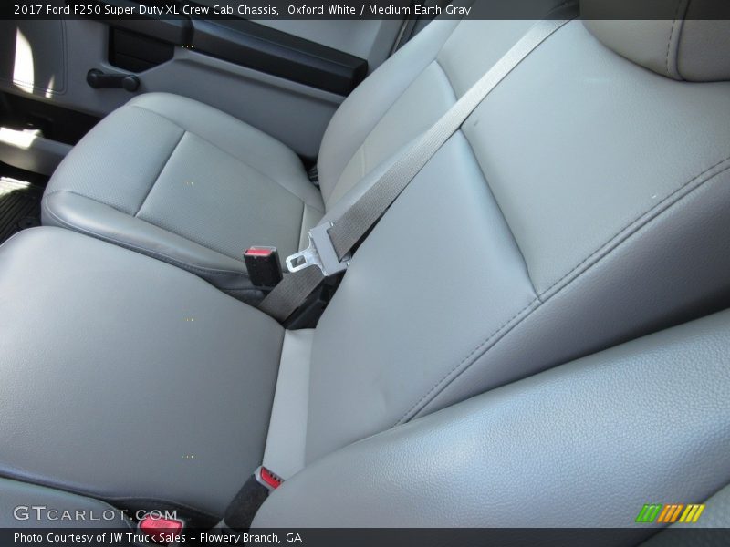 Oxford White / Medium Earth Gray 2017 Ford F250 Super Duty XL Crew Cab Chassis