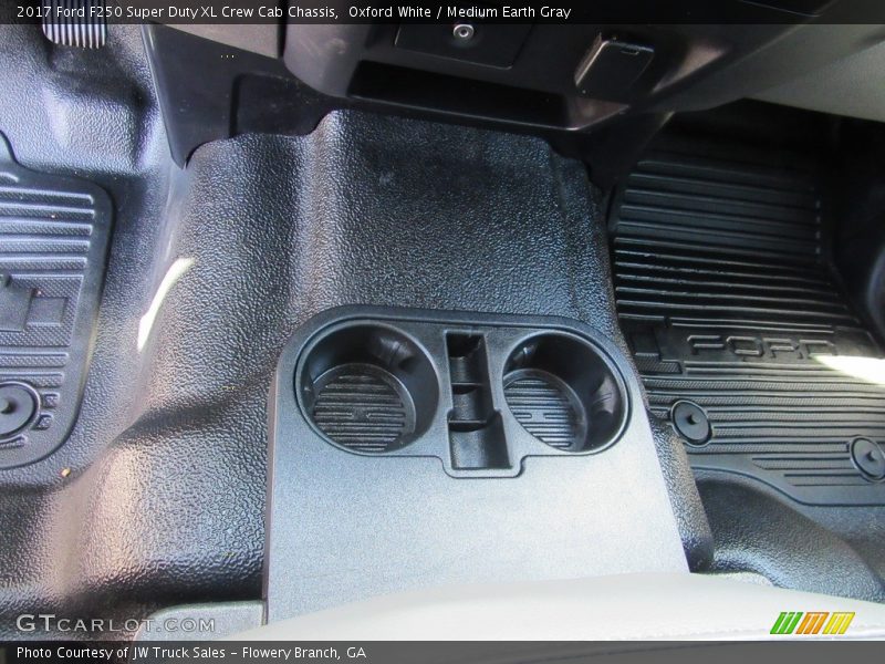 Oxford White / Medium Earth Gray 2017 Ford F250 Super Duty XL Crew Cab Chassis
