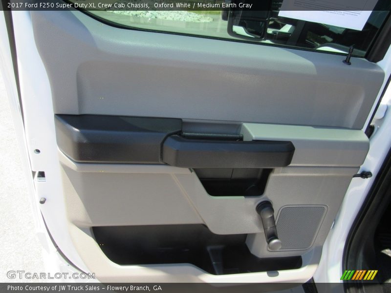 Oxford White / Medium Earth Gray 2017 Ford F250 Super Duty XL Crew Cab Chassis