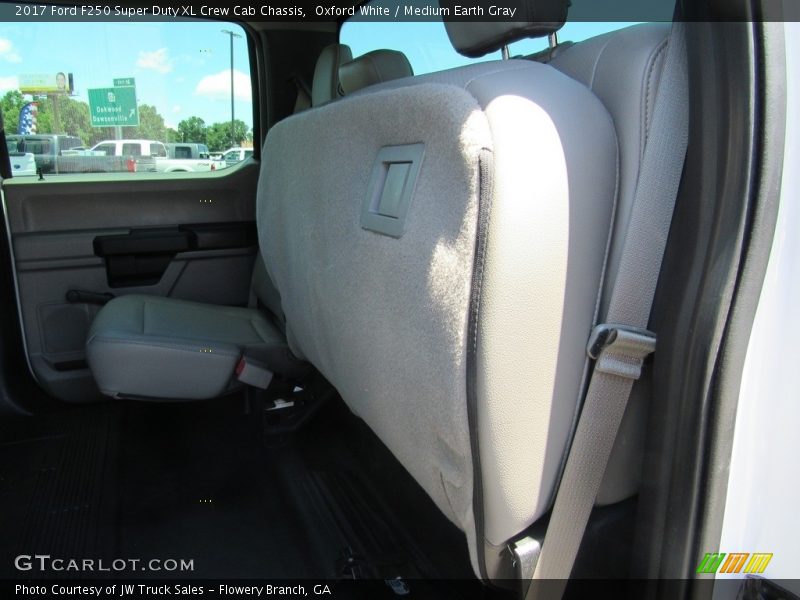 Oxford White / Medium Earth Gray 2017 Ford F250 Super Duty XL Crew Cab Chassis