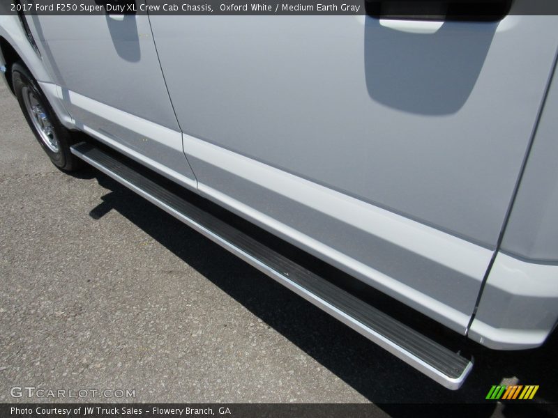 Oxford White / Medium Earth Gray 2017 Ford F250 Super Duty XL Crew Cab Chassis