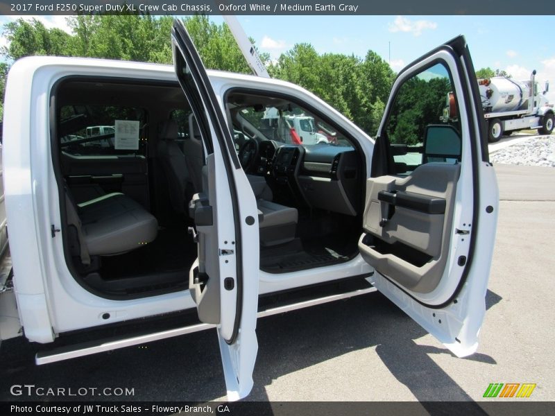 Oxford White / Medium Earth Gray 2017 Ford F250 Super Duty XL Crew Cab Chassis