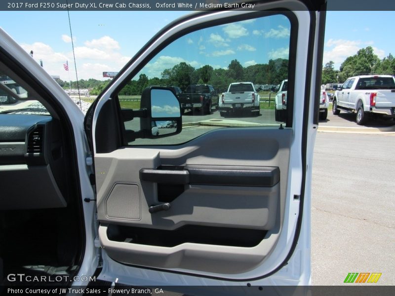Oxford White / Medium Earth Gray 2017 Ford F250 Super Duty XL Crew Cab Chassis