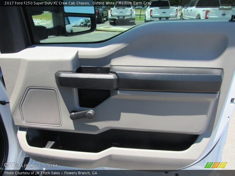Oxford White / Medium Earth Gray 2017 Ford F250 Super Duty XL Crew Cab Chassis