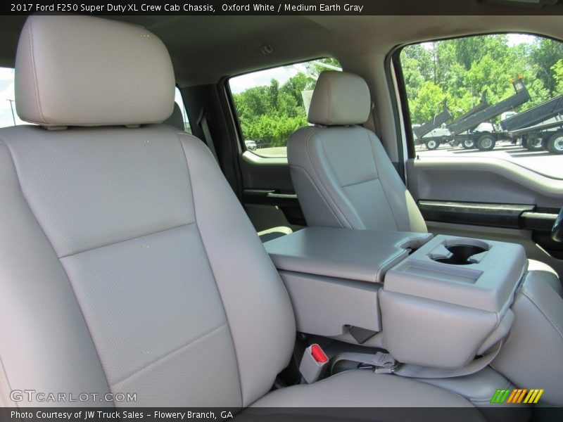 Oxford White / Medium Earth Gray 2017 Ford F250 Super Duty XL Crew Cab Chassis