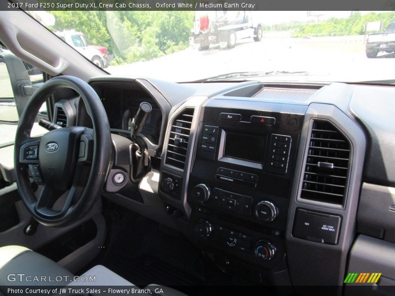 Oxford White / Medium Earth Gray 2017 Ford F250 Super Duty XL Crew Cab Chassis