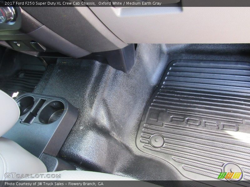 Oxford White / Medium Earth Gray 2017 Ford F250 Super Duty XL Crew Cab Chassis