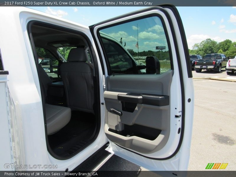 Oxford White / Medium Earth Gray 2017 Ford F250 Super Duty XL Crew Cab Chassis