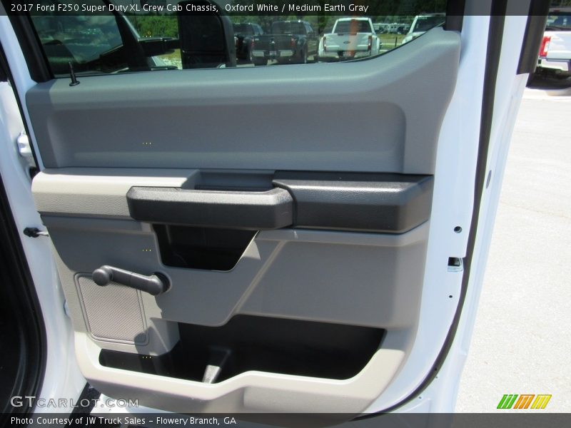 Oxford White / Medium Earth Gray 2017 Ford F250 Super Duty XL Crew Cab Chassis