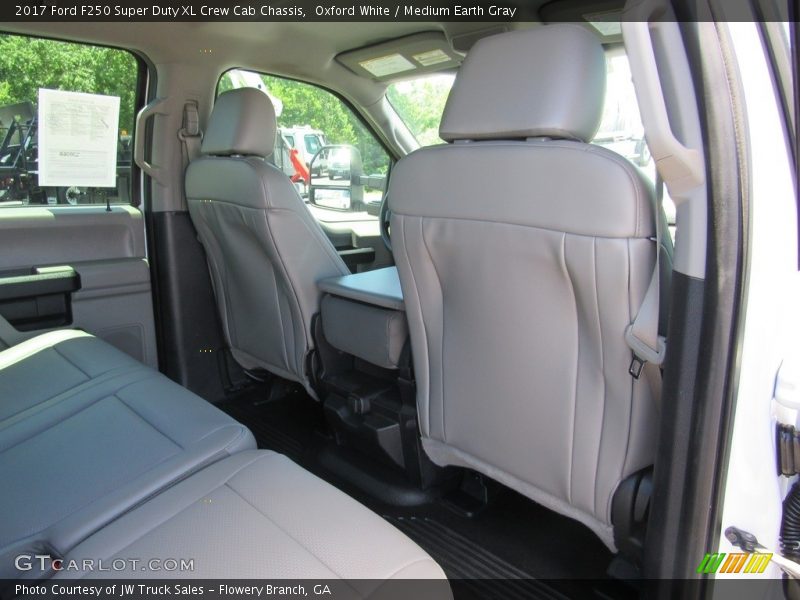 Oxford White / Medium Earth Gray 2017 Ford F250 Super Duty XL Crew Cab Chassis