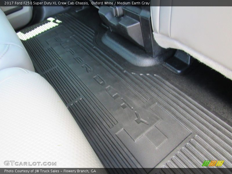 Oxford White / Medium Earth Gray 2017 Ford F250 Super Duty XL Crew Cab Chassis