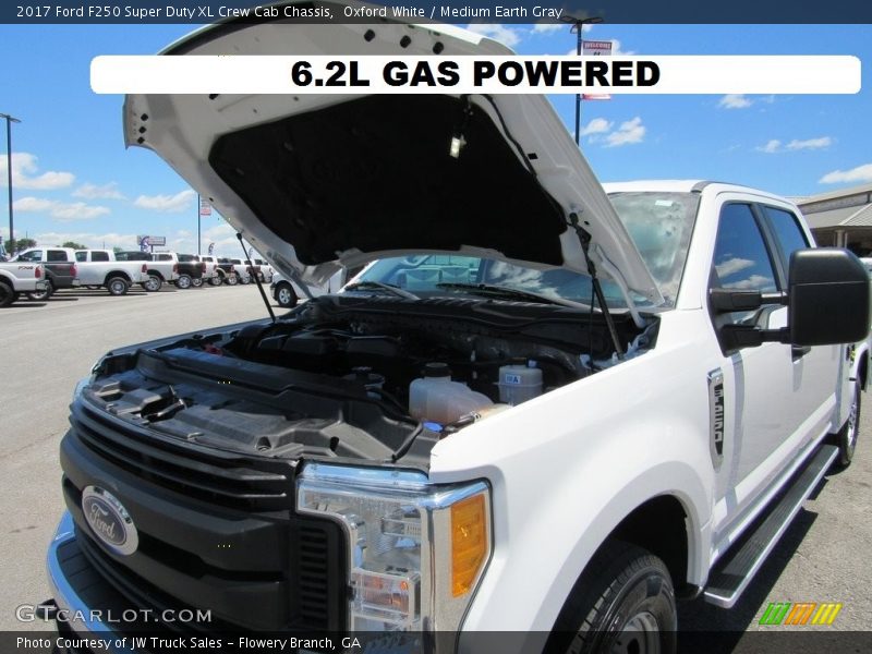 Oxford White / Medium Earth Gray 2017 Ford F250 Super Duty XL Crew Cab Chassis