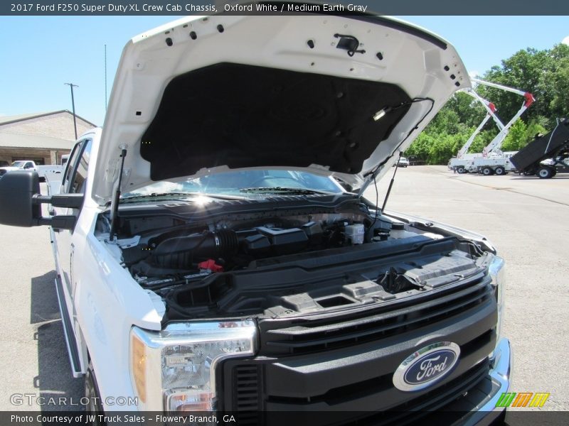 Oxford White / Medium Earth Gray 2017 Ford F250 Super Duty XL Crew Cab Chassis
