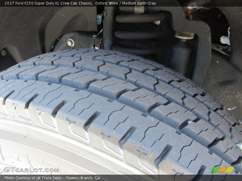 Oxford White / Medium Earth Gray 2017 Ford F250 Super Duty XL Crew Cab Chassis