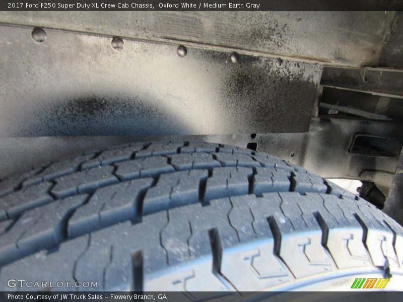 Oxford White / Medium Earth Gray 2017 Ford F250 Super Duty XL Crew Cab Chassis