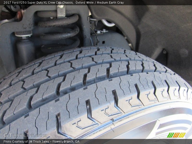 Oxford White / Medium Earth Gray 2017 Ford F250 Super Duty XL Crew Cab Chassis