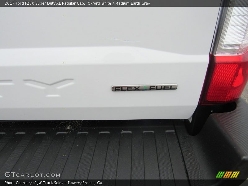 Oxford White / Medium Earth Gray 2017 Ford F250 Super Duty XL Regular Cab