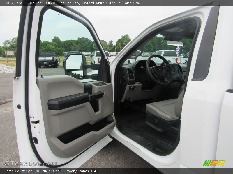 Oxford White / Medium Earth Gray 2017 Ford F250 Super Duty XL Regular Cab